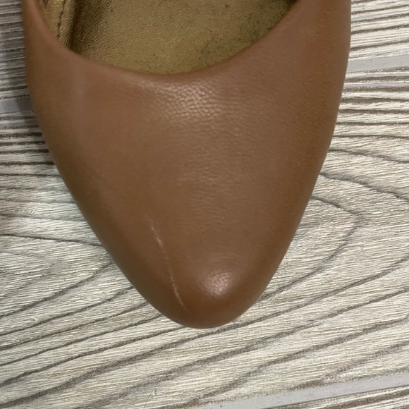 Liz & Co Tan Pumps - Picture 2 of 8